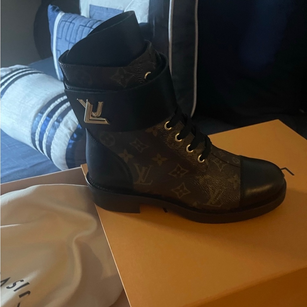 LV WONDERLAND FLAT RANGER BOOTS